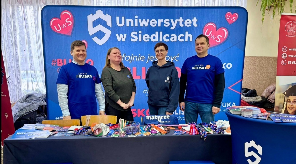 Zdjęcie przedstawiające reprezentację UwS na targach w Hajnówce