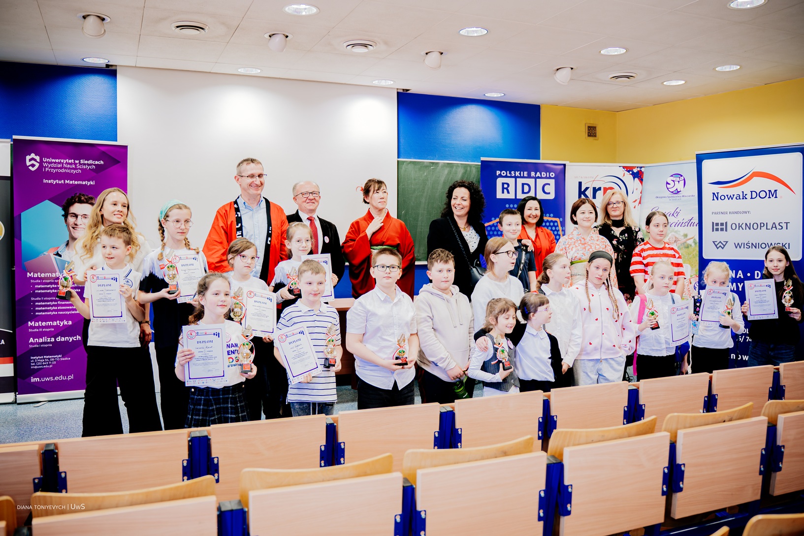 Zdjęcie zbiorowe uczestników po wręczeniu nagród