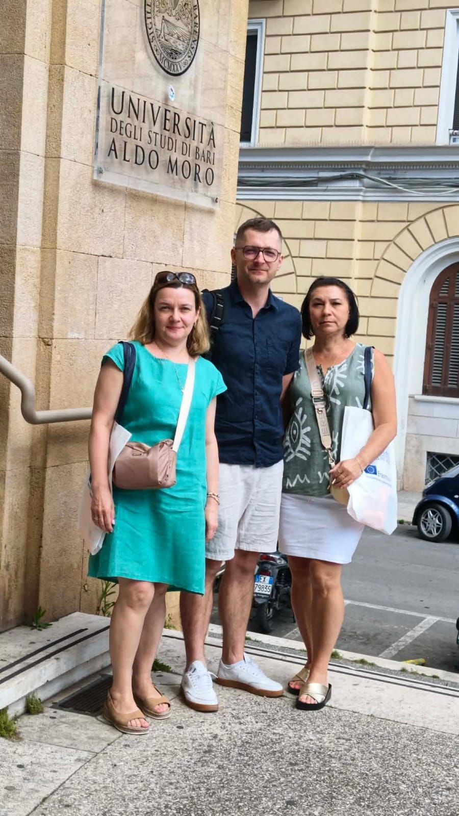 Pracownicy WNSiP przy wejsciu do Uniwersytetu