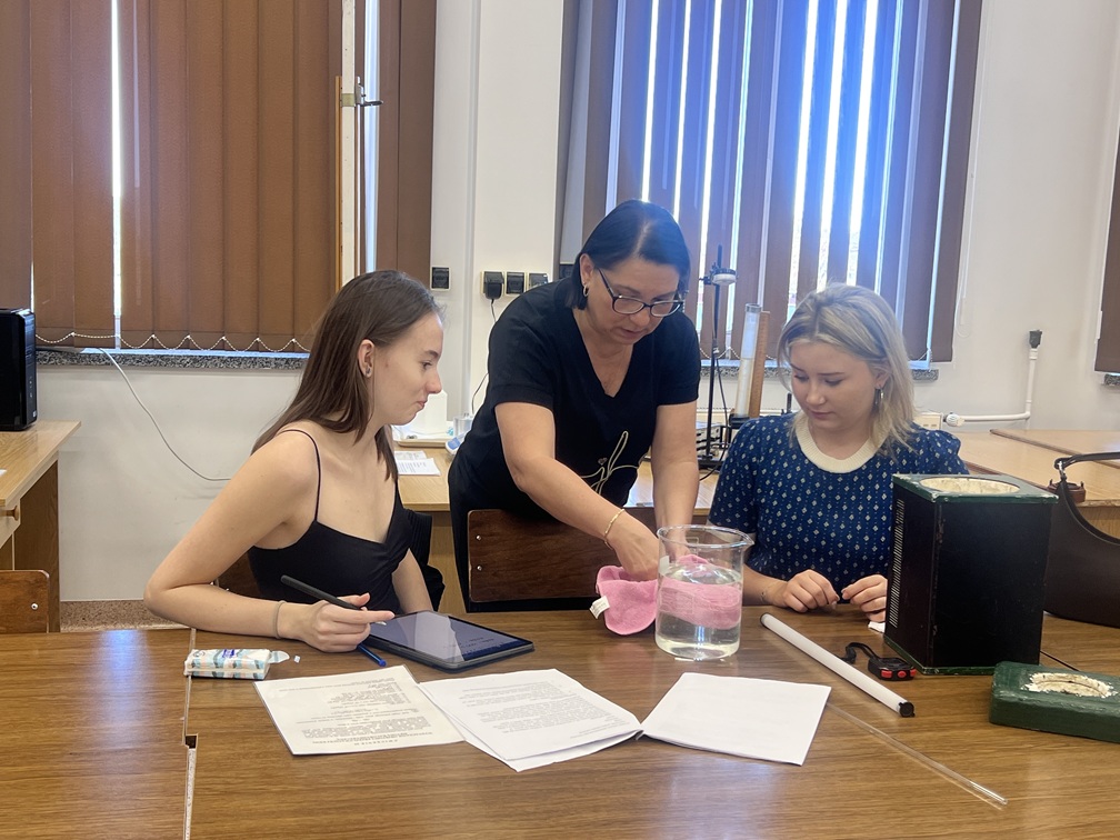 zdjęcie przedstawiające uczniów w trakcie warsztatów