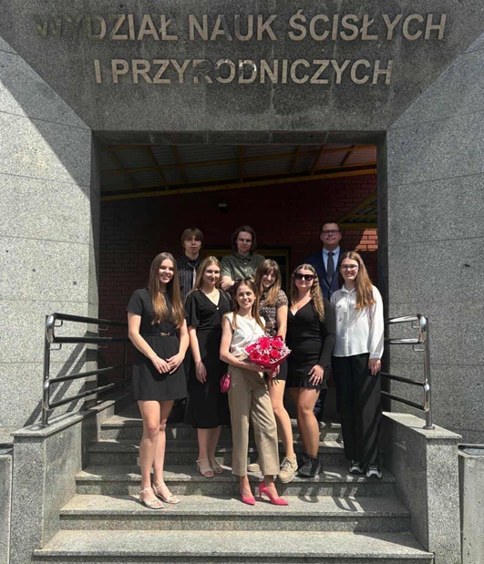 zdjęcie studentów po egzaminie