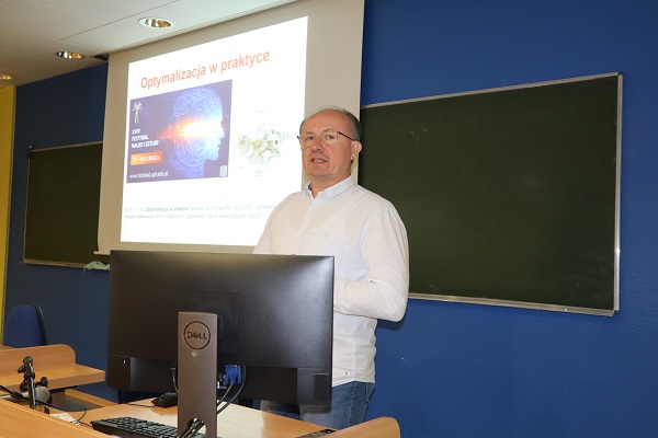 dr Marek Siłuszyk w trakcie wykładu