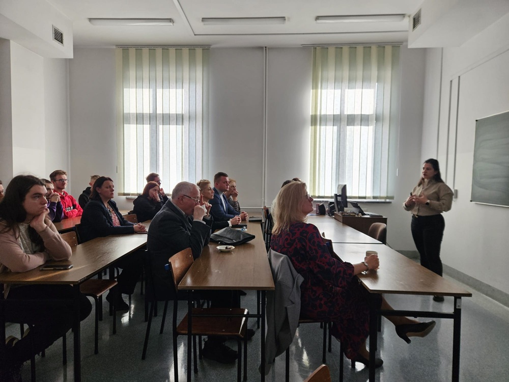 Zdjęcie z semnarium przedstawiające prelegentkę i uczestników
