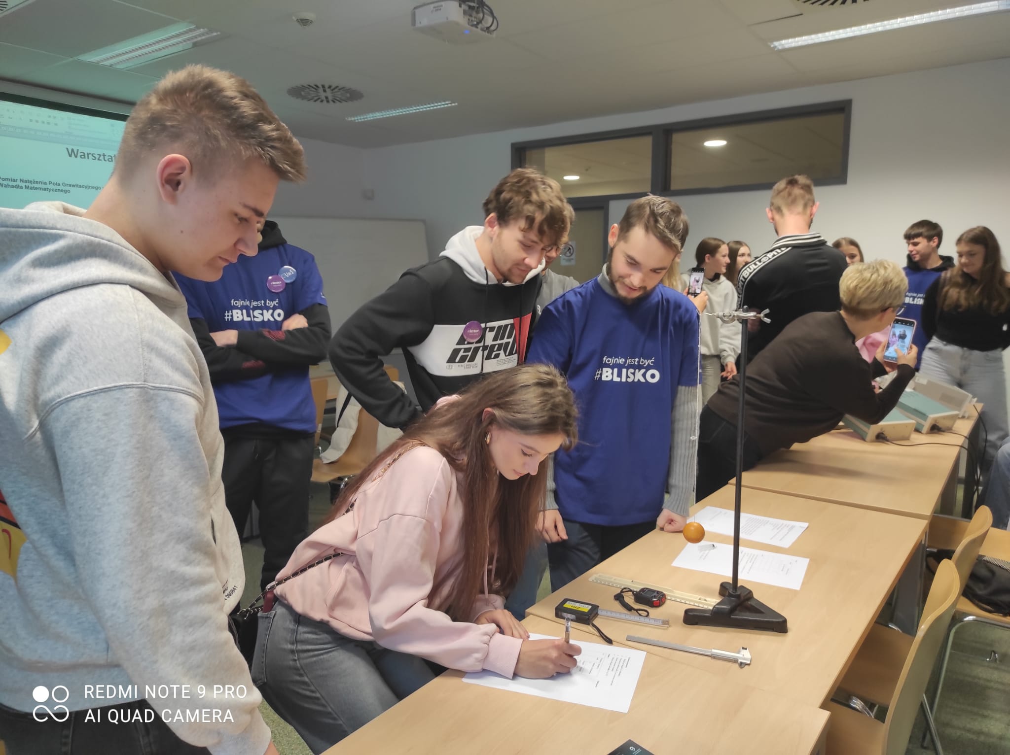 Zdjęcie z warsztatów przedstawiające uczestników w trakcie wykonywania eksperymentów