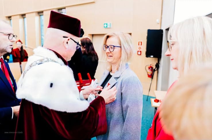 Zdjęcie z wręczenia medalu
