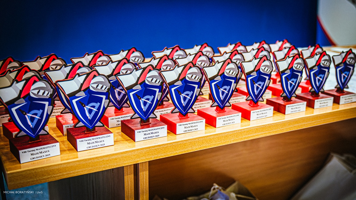 Zdjęcie przedsatwiające statuetki - nagrody konkursu