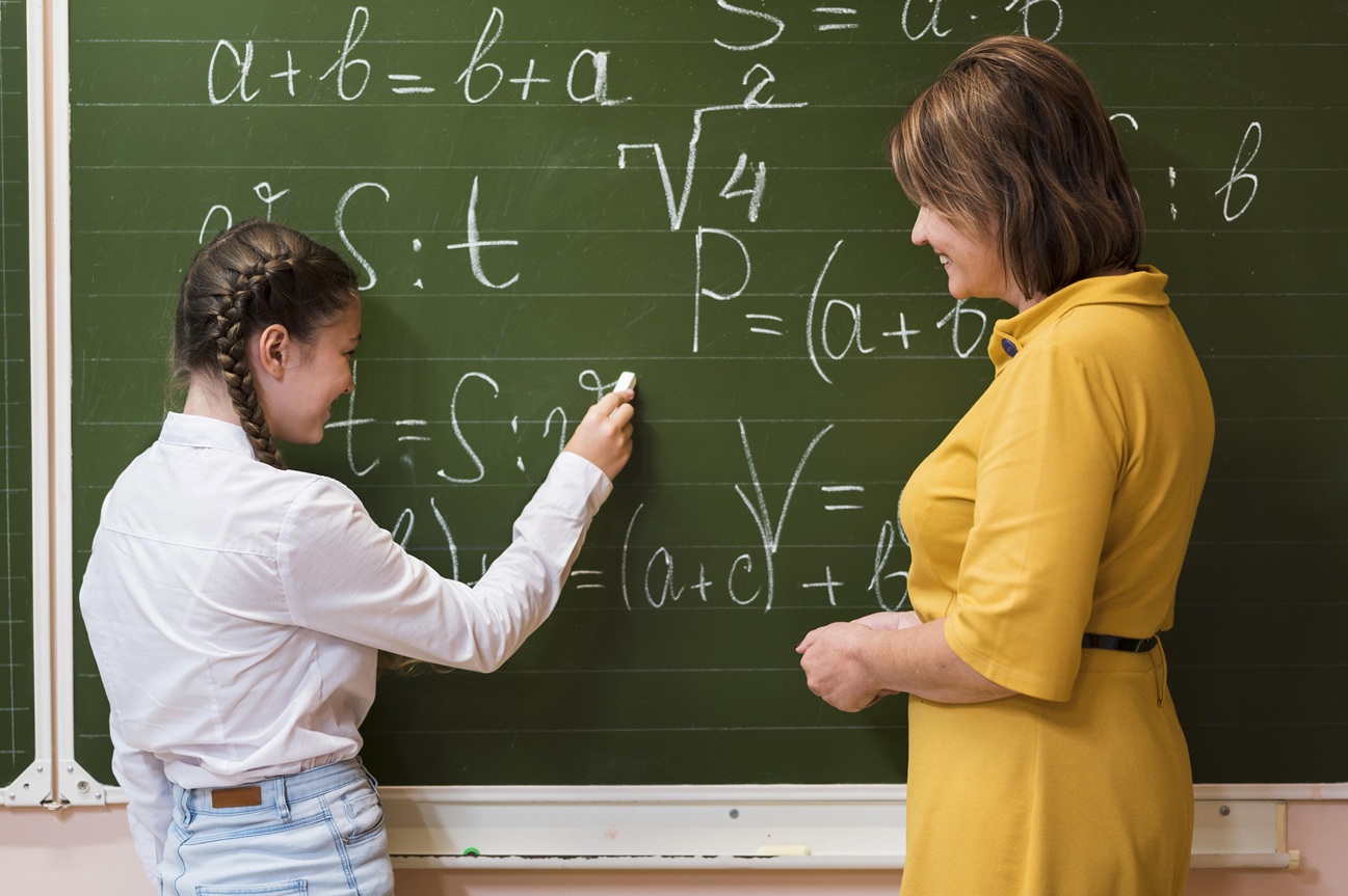 nauczyciel wyjaśnia lekcję matematyki dziewczynce