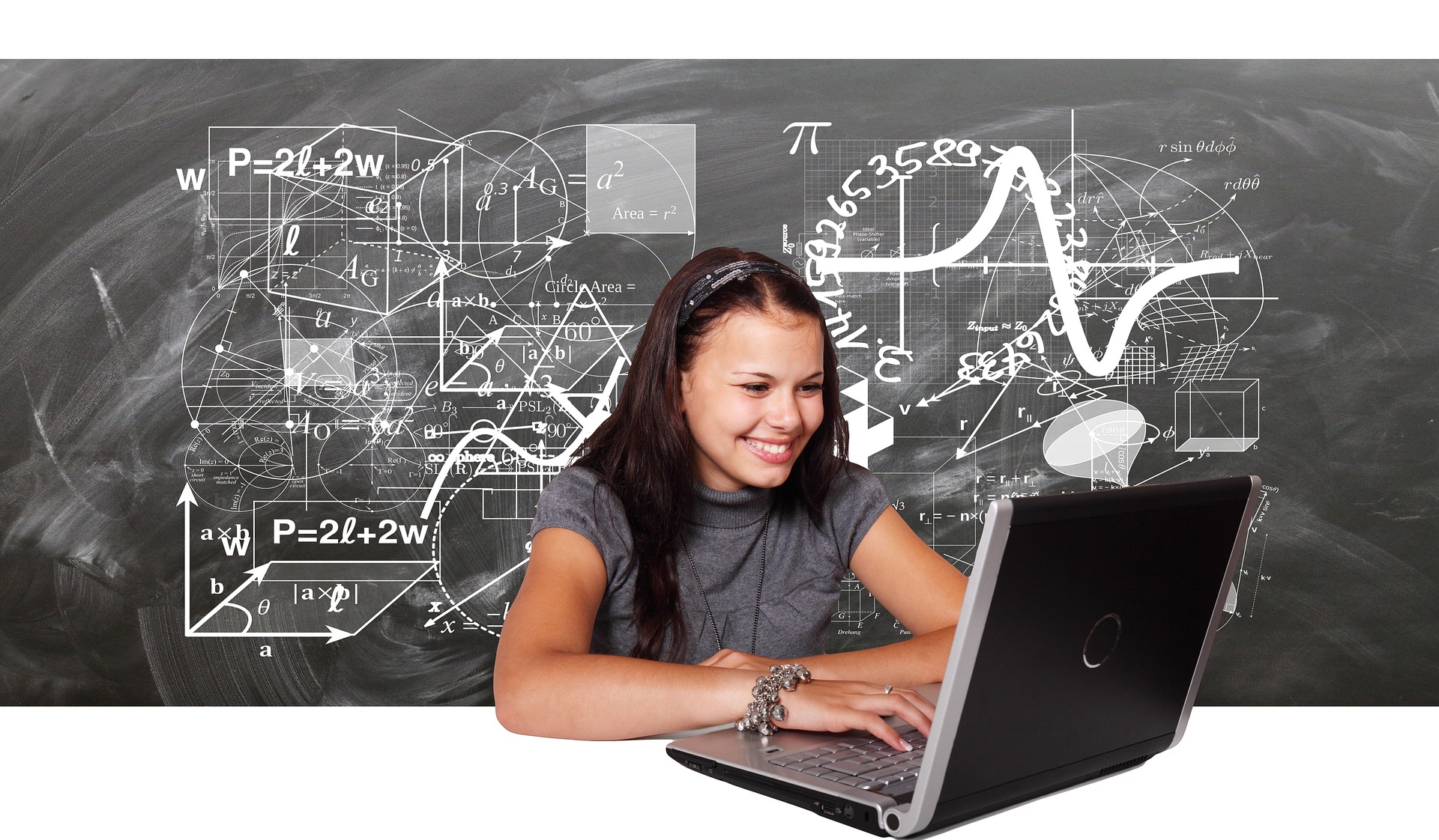 dziewczynka przy komputerze na tle wzorów matematycznych