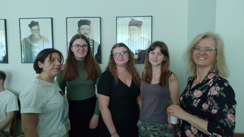 zdjęcie studentek III roku matematyki z absolwentami